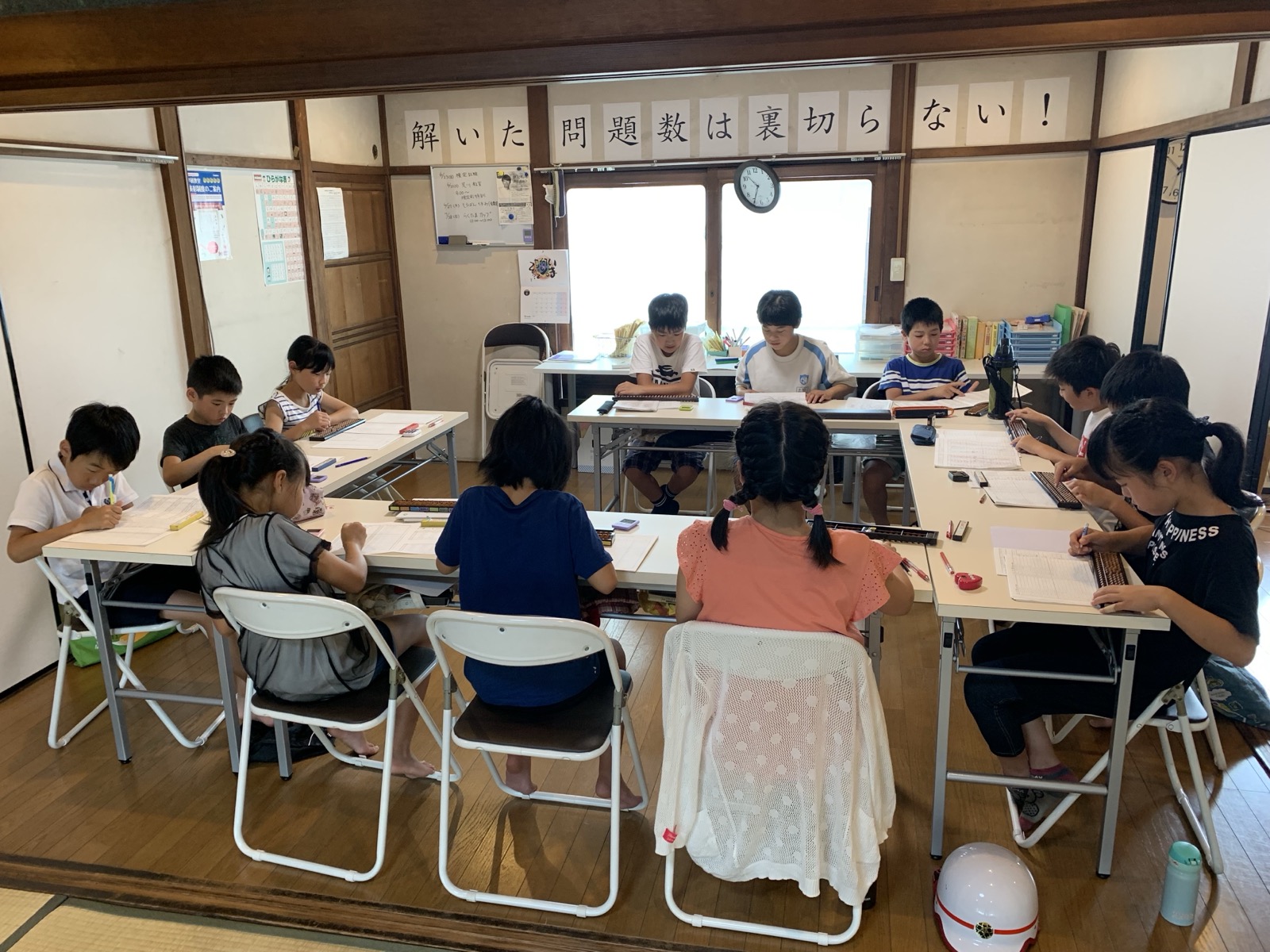 教室で学習する生徒たち